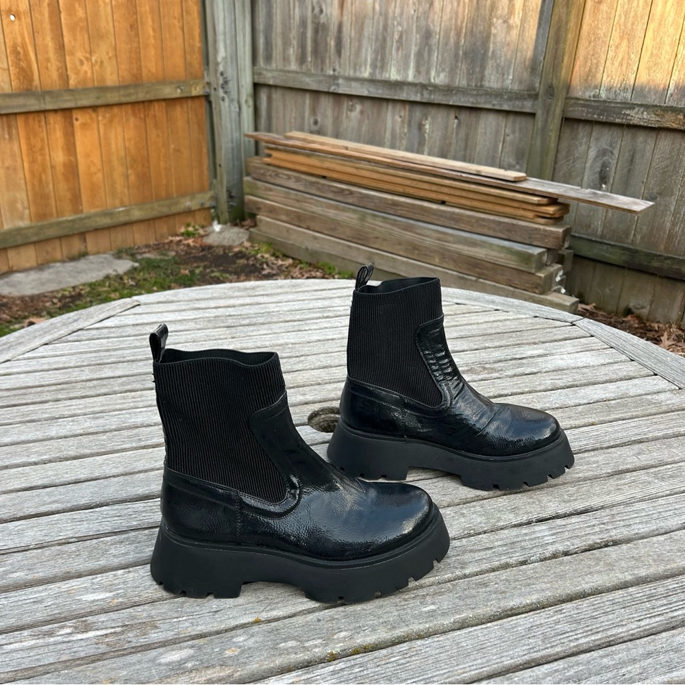 CIRCUS BY‎ SAM EDELMAN Leslie Lug Sole Chelsea Bootie in black size 7